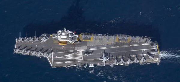 Vue plongeante du pont d'envol du Charles de Gaulle et de ses avions de combat.