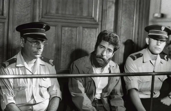 Georges Ibrahim Abdallah entre deux officiers de police lors de son arrestation.
