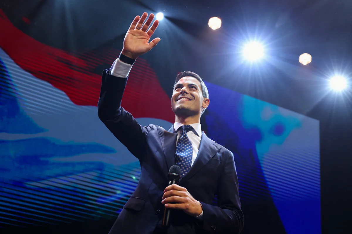 Rob Jetten sur scène, un micro à la main, saluant la foule.