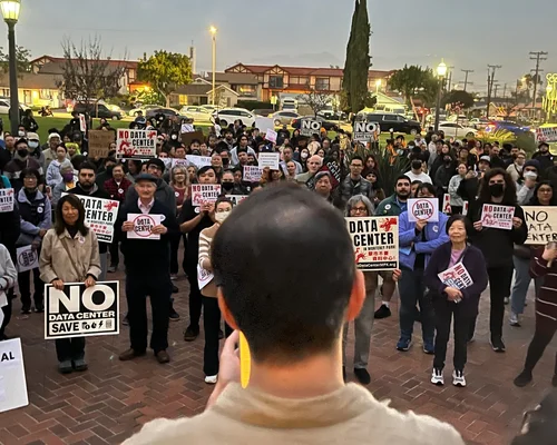 Des manifestants arborant des panneaux 'NO DATA CENTER' lors d'un rassemblement en Californie.