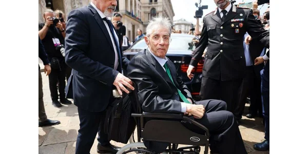 Umberto Bossi en fauteuil roulant lors des funérailles de Silvio Berlusconi en 2023.