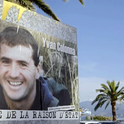 Une affiche à l'effigie d'Yvan Colonna avec la mention 'DE LA RAISON D'ETAT'.