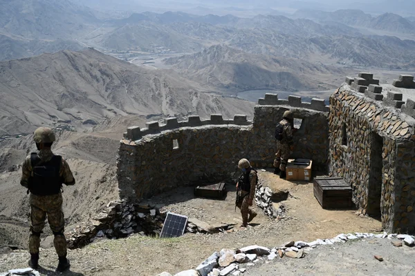 Des soldats en position sur une fortification frontalière.