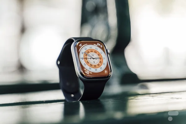 Une Apple Watch avec cadran multinuances posée sur une surface réfléchissante