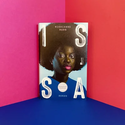 Couverture du roman 'Issa' de Mirrianne Mahn, publié par Rowohlt, avec son illustration d'une personne aux cheveux afro en chemise bleue.