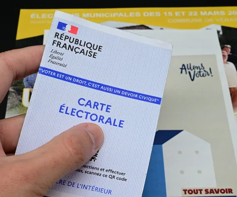 Une carte électorale et des documents pour les élections municipales.
