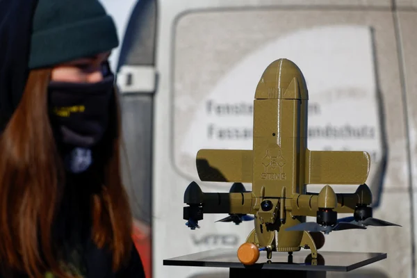 Modèle de drone 'STING' exposé sur un socle lors d'une démonstration ou d'un événement militaire.