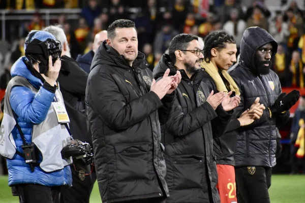 Pierre Sage et son staff célèbrent une victoire au stade
