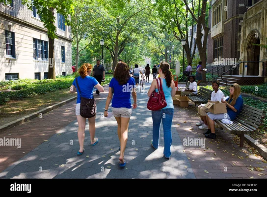 Des étudiantes marchent sur l'allée ombragée du campus de l'Université de Pennsylvanie.