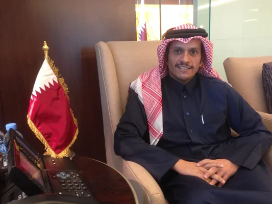 Le ministre qatari des Affaires étrangères Mohammed ben Abdelrahmane Al-Thani accorde un entretien.