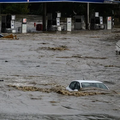Une station-service et une voiture sont sous les eaux lors d'une inondation.