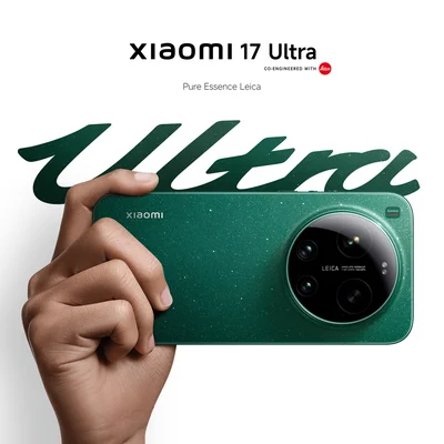 Le Xiaomi 17 Ultra vert tenu en main mettant en valeur le module photo Leica.