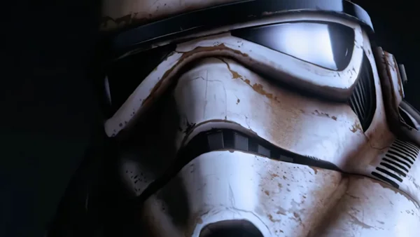 Un casque de stormtrooper usagé par le temps, marqué par des taches de terre.