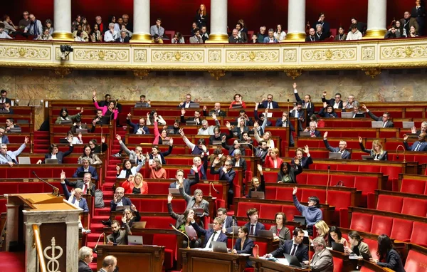 Vote des députés dans l'hémicycle de l'Assemblée nationale