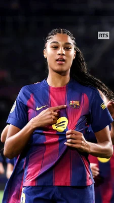 Joueur du FC Barcelone montrant fièrement le crest de son maillot, reportage RTS Sport.