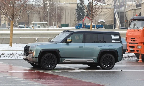 divers véhicules au centre-ville de Moscou - BYD Yangwang U8