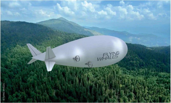 Un dirigeable Flying Whales évoluant au-dessus d'un paysage forestier de montagne, démontrant sa capacité à transporter des charges en milieu isolé.