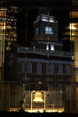 La tour de l'Independence Hall se reflète dans la vitre du Liberty Bell Center.