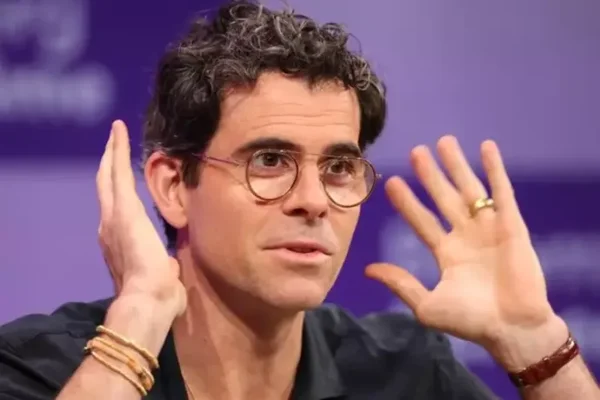 Le patron d'Instagram Adam Mosseri bras levés, lors de sa comparution dans le procès sur l'addiction aux réseaux sociaux.