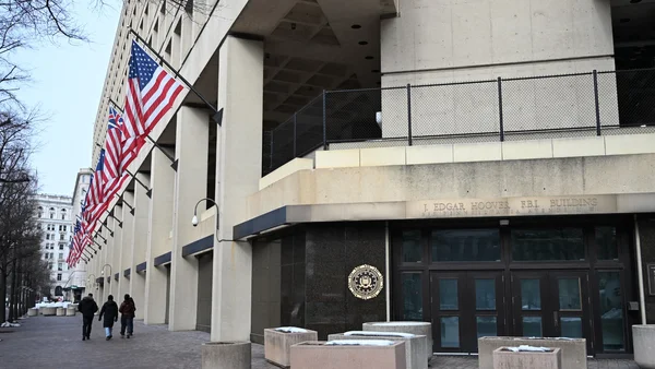 Le bâtiment du J. Edgar Hoover FBI, siège du FBI, avec le sceau de l'agence.