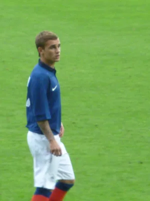 Antoine Griezmann en maillot bleu lors du match de qualification contre le Kazakhstan à Clermont-Ferrand.