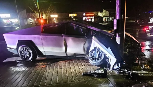 Un Cybertruck détruit à l'avant après une collision nocturne en mode Full Self-Driving.