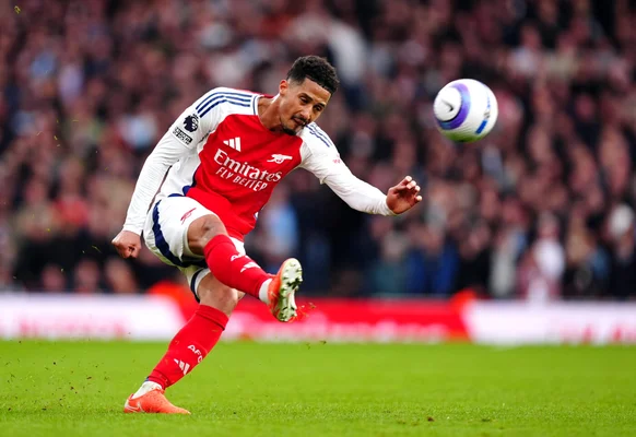 William Saliba en plein mouvement lors d'un tir au but.