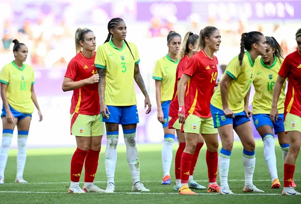 Les joueuses françaises et brésiliennes alignées avant le match France-Brésil.