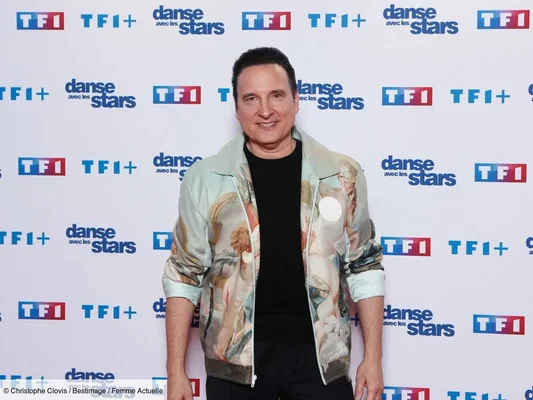 Jean-Marc Généreux devant un fond aux logos TF1 et TF1+.