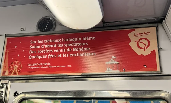 Le poème de Valentin Mortier affiché sur une publicité rose dans le métro parisien, arborant le badge « LAURÉAT ».