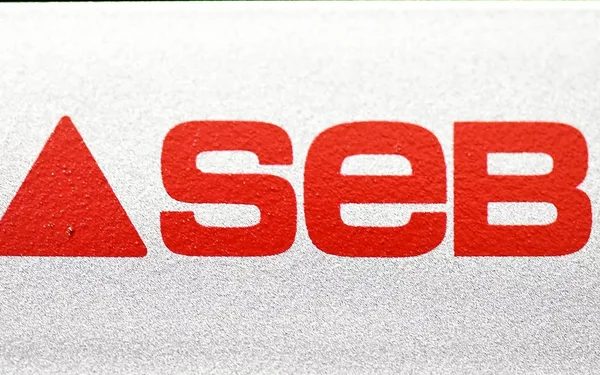 Logo rouge constitué d'un triangle à gauche et des lettres 'SEB' en gras sur un fond gris texturé.