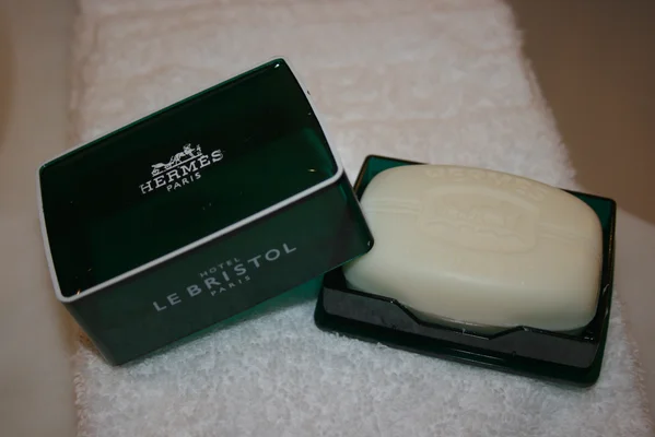 Savon et porte-savon Hermes de l'hôtel Le Bristol Paris.