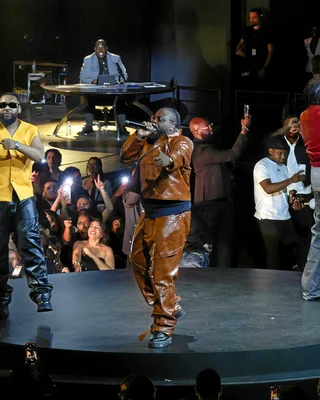 Chappell Roan performant sur scène lors d'un concert avec une tenue en cuir marron.