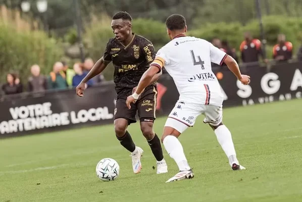 Arthur Avom lors d'une action de jeu face à un défenseur de Lorient.