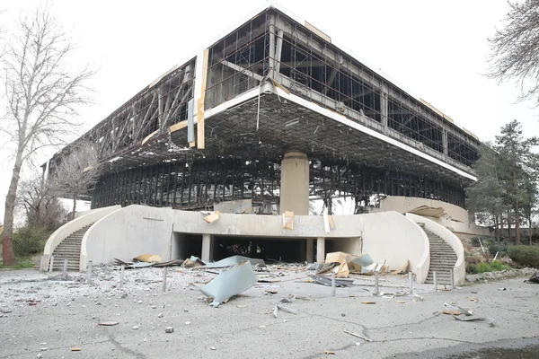 Un bâtiment détruit par une frappe, avec une structure métallique à nu.