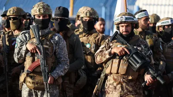 Un groupe de soldats en tenue tactique et uniformes de camouflage.