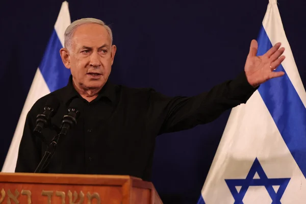 Benjamin Netanyahu s'adressant aux médias depuis un podium officiel