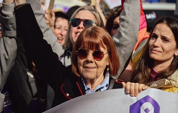 Gisèle Pelicot défile à Paris pour dénoncer les violences sexuelles.