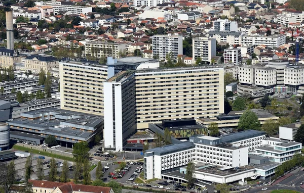 Le Centre Jean Abadie du CHU de Bordeaux, bâtiment institutionnel en béton sous un ciel dégagé.