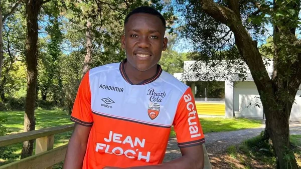 Le Camerounais Arthur Avom Ebong signe pour trois saisons chez les Merlus