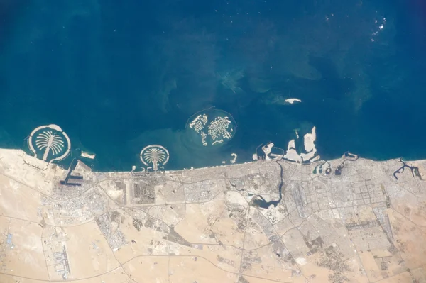 Vue satellite de l'île artificielle Palm Jumeirah et sa forme caractéristique en palmier au large de Dubaï.