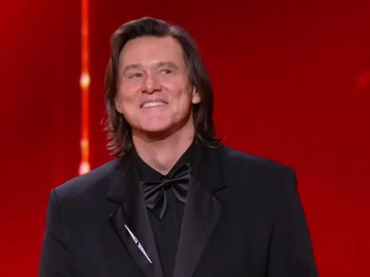 Jim Carrey en costume noir et nœud papillon.