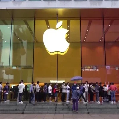 Réunion bilatérale avec drapeaux américains et chinois en arrière-plan.