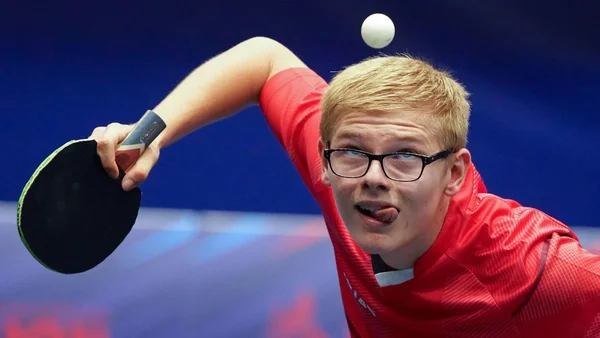 Félix Lebrun frappant la balle lors de sa victoire aux Jeux européens.