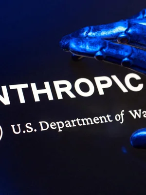 Une main robotique masquant partiellement les noms d'Anthropic et du Department of War.