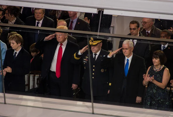 Portrait de Donald Trump portant la casquette blanche controversée marquée '45-47' et 'USA'.