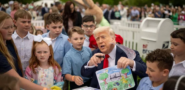 Donald Trump entouré d'enfants tenant un dessin coloré.