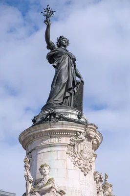 Statue de la République sur la place de la République à Paris