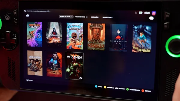 Appareil portable Xbox affichant une bibliothèque de jeux comme Ratchet & Clank