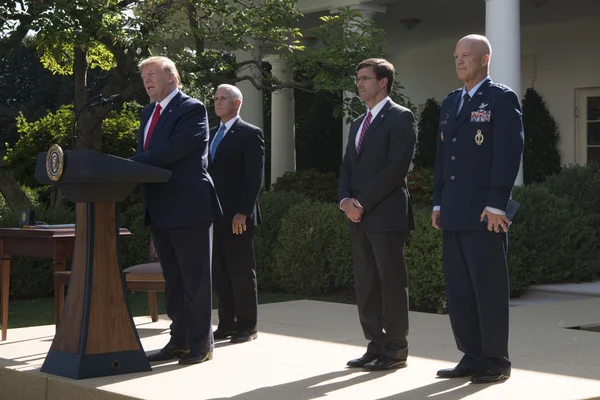 Le président Donald J. Trump lors d'une cérémonie à la Maison Blanche pour l'établissement du Commandement de l'espace américain.